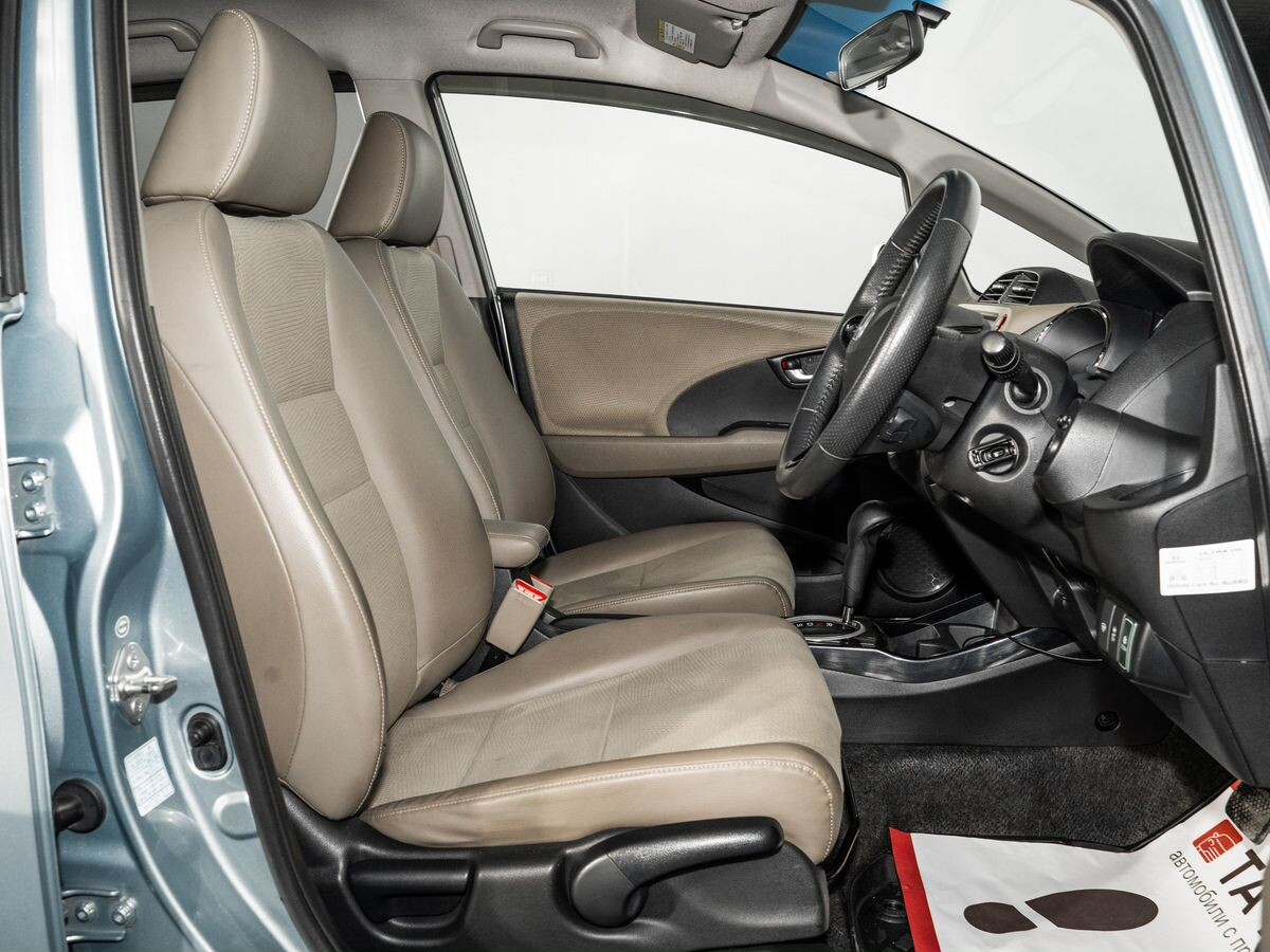 Honda Fit Shuttle 2012 - фото автомобиля