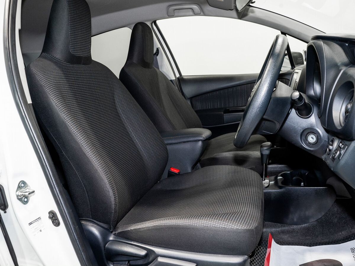 Toyota Vitz 2019 - фото автомобиля