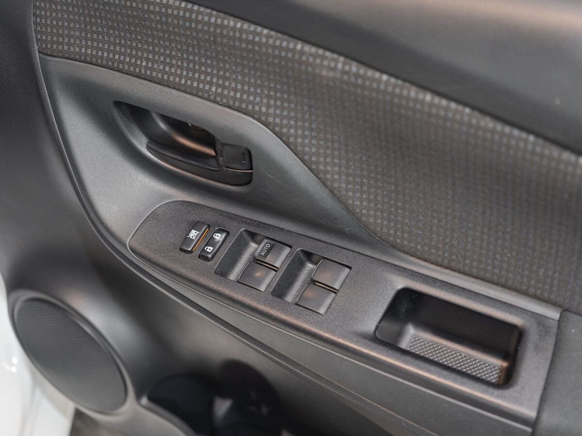 Toyota Vitz 2017 - фото автомобиля