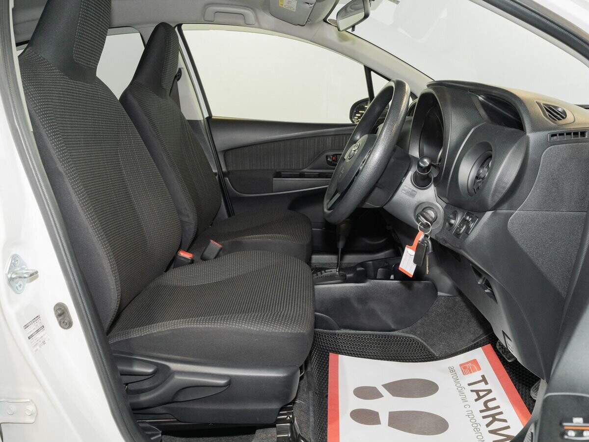 Toyota Vitz 2017 - фото автомобиля