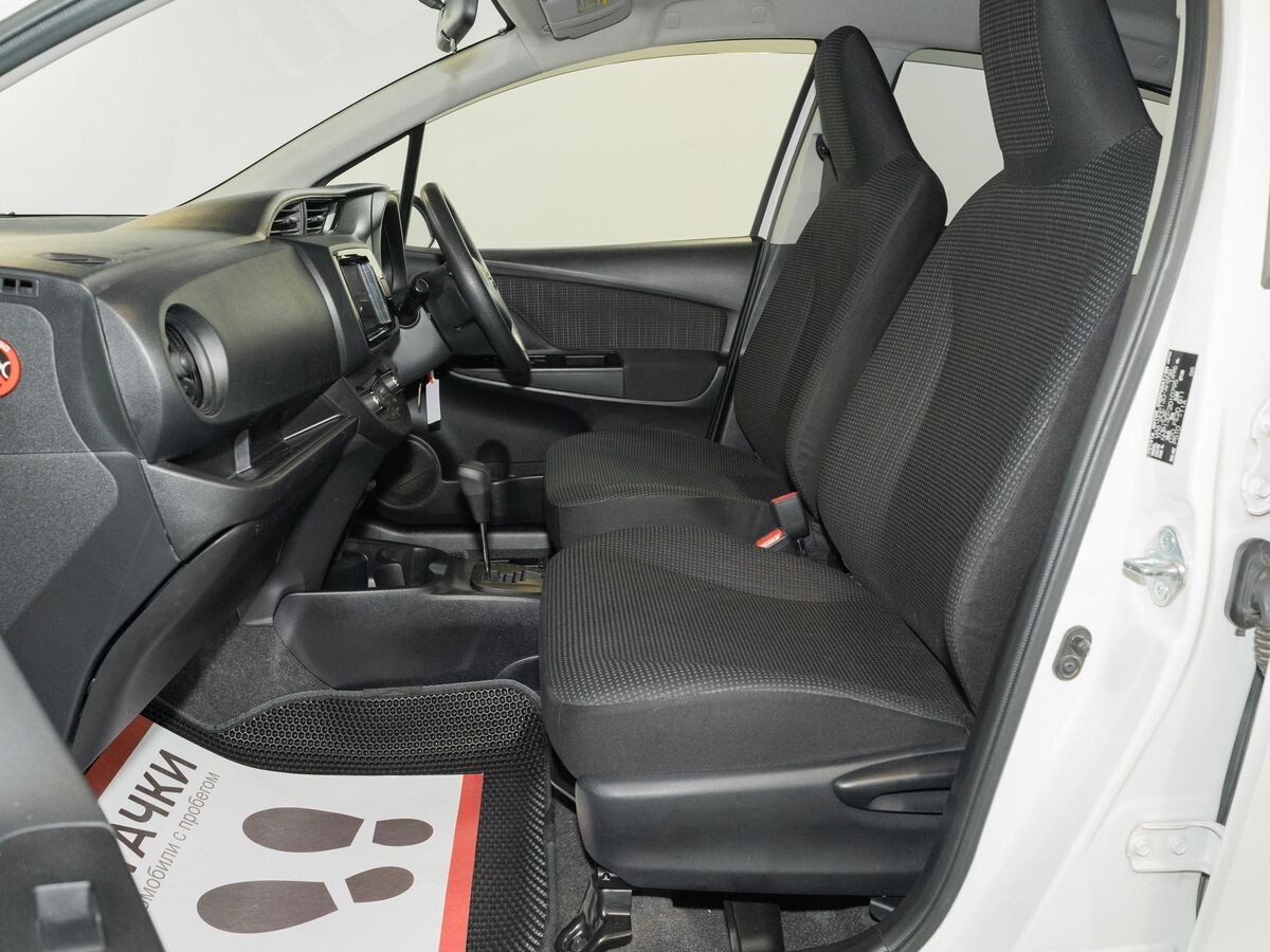 Toyota Vitz 2017 - фото автомобиля