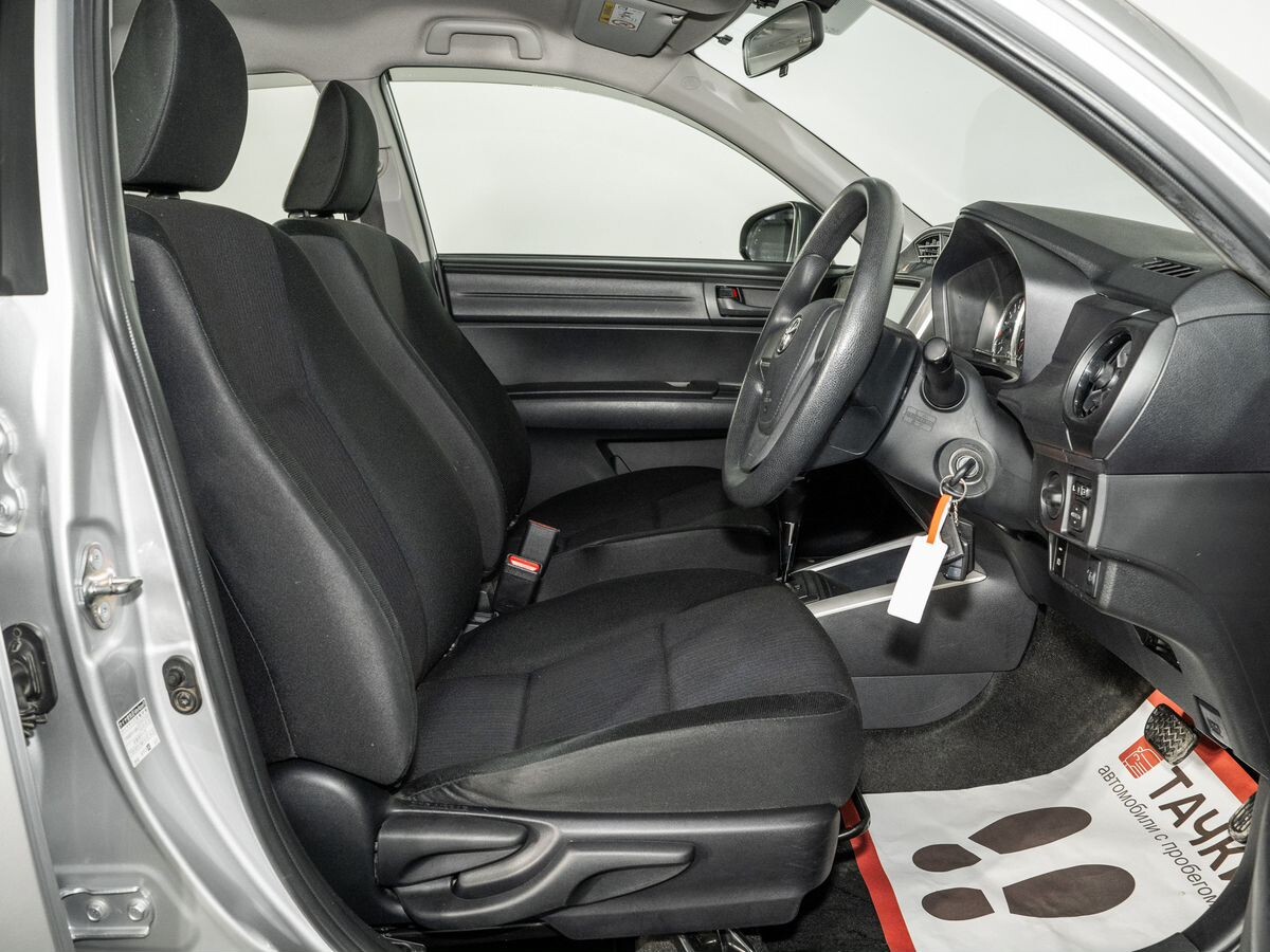 Toyota Corolla 2015 - фото автомобиля