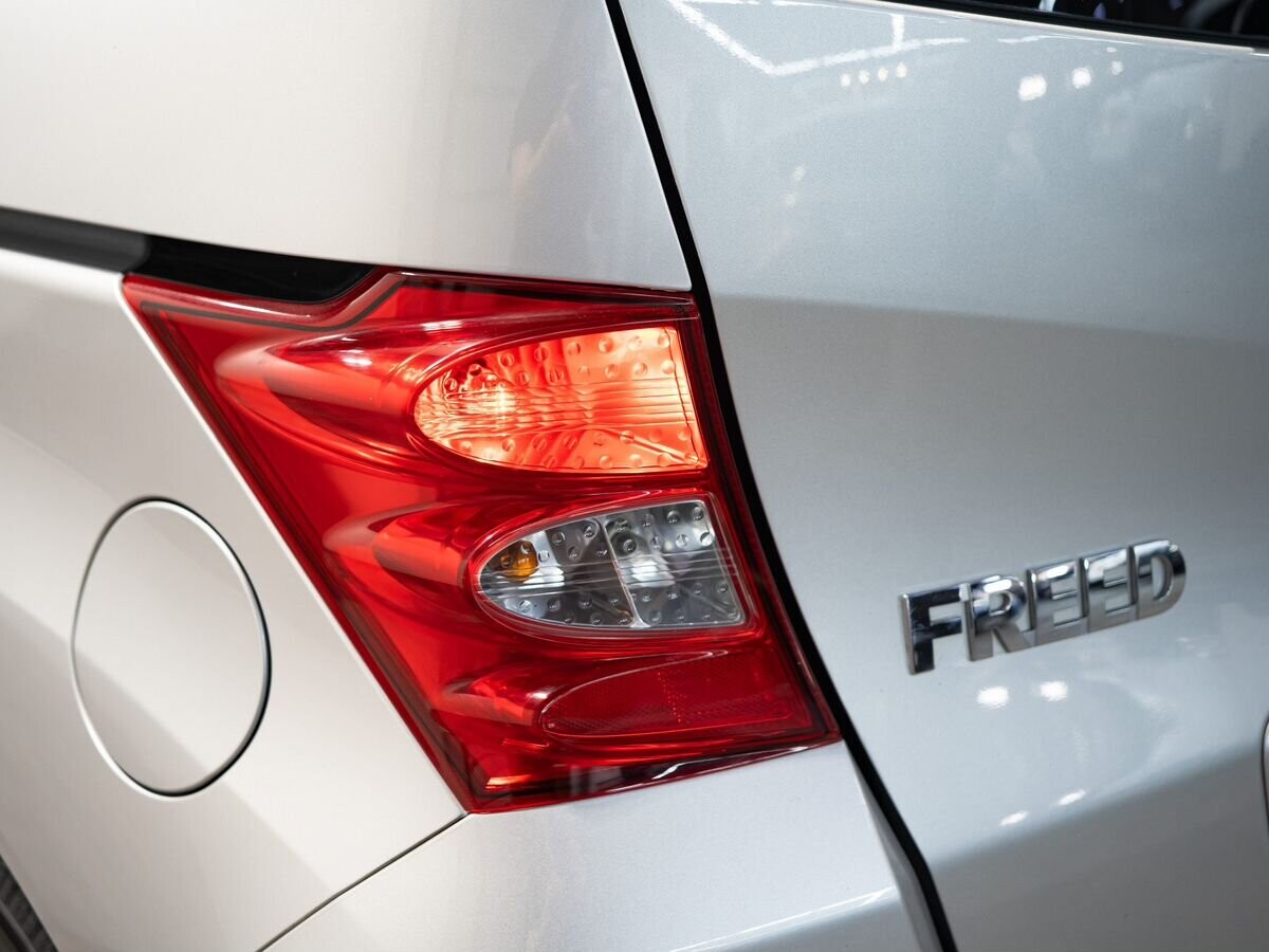 Honda Freed 2010 - фото автомобиля