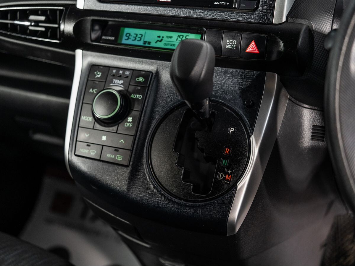 Toyota Wish 2009 - фото автомобиля