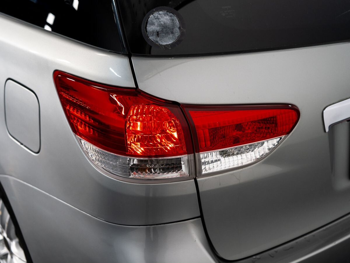 Toyota Wish 2009 - фото автомобиля