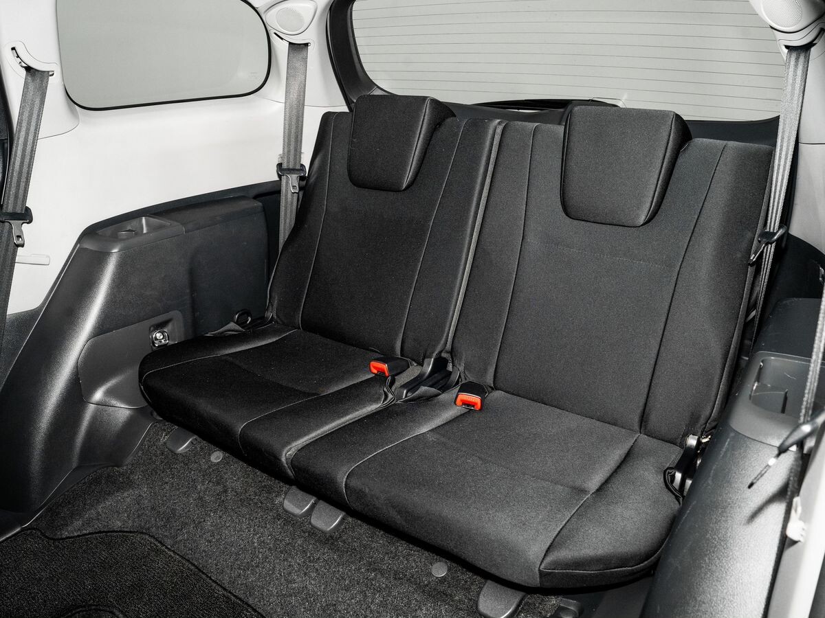 Toyota Wish 2009 - фото автомобиля