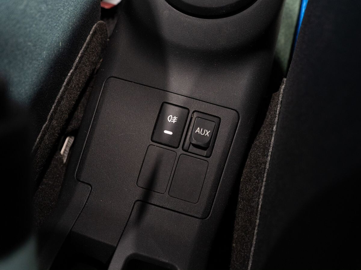 Toyota Vitz 2010 - фото автомобиля