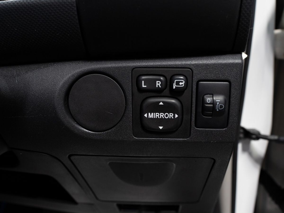 Toyota Vitz 2010 - фото автомобиля