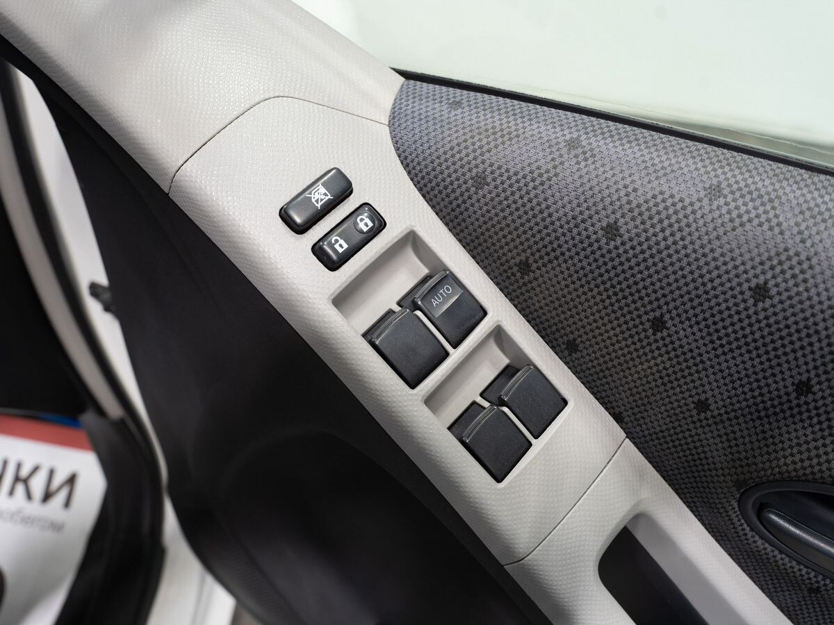 Toyota Vitz 2010 - фото автомобиля