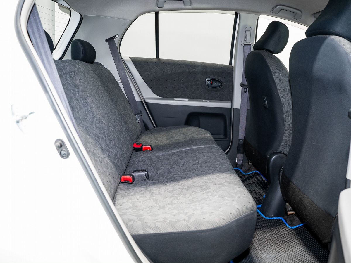 Toyota Vitz 2010 - фото автомобиля