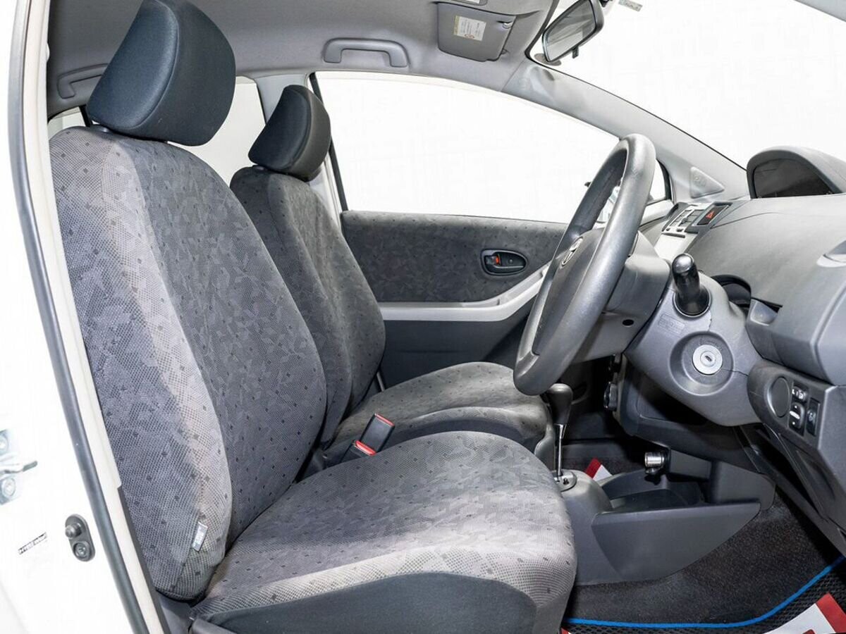 Toyota Vitz 2010 - фото автомобиля