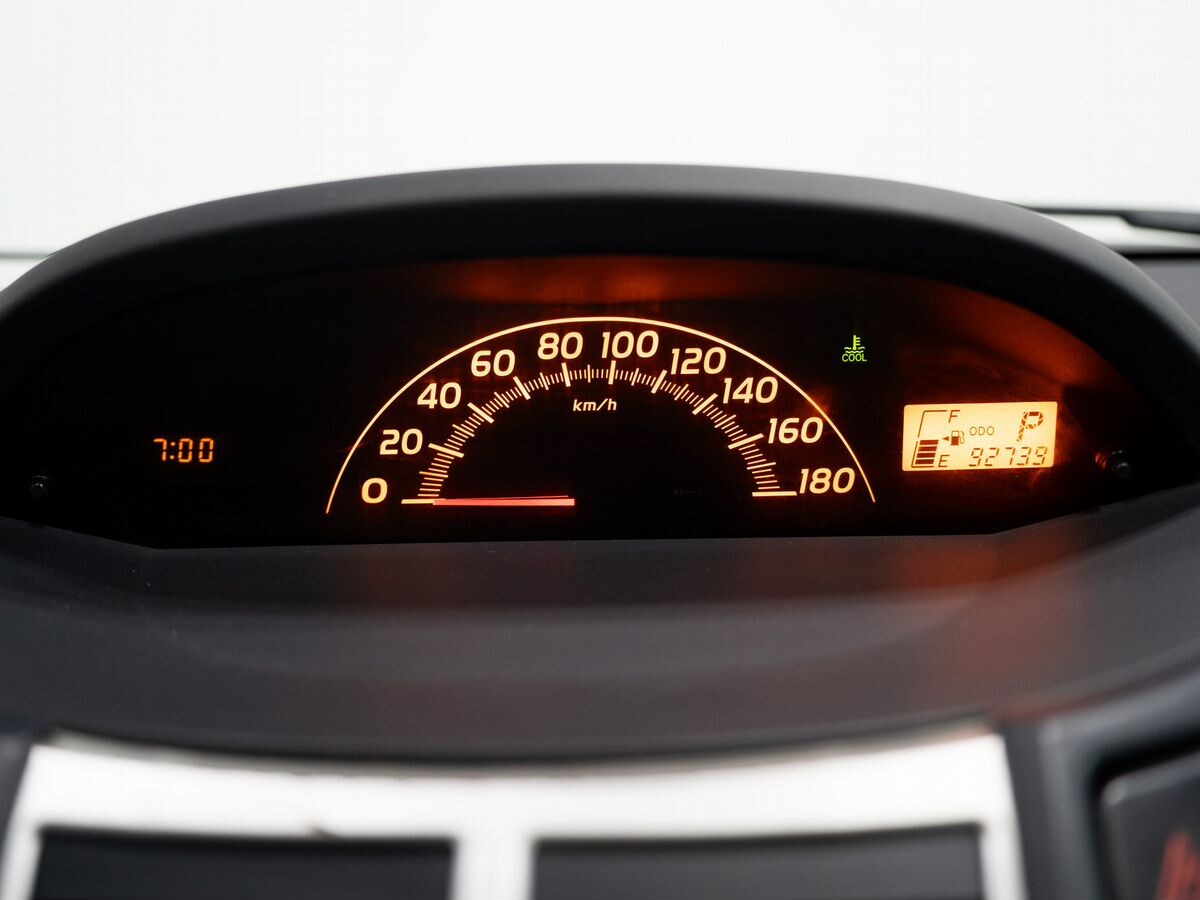 Toyota Vitz 2010 - фото автомобиля