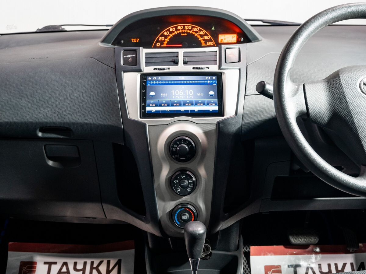 Toyota Vitz 2010 - фото автомобиля