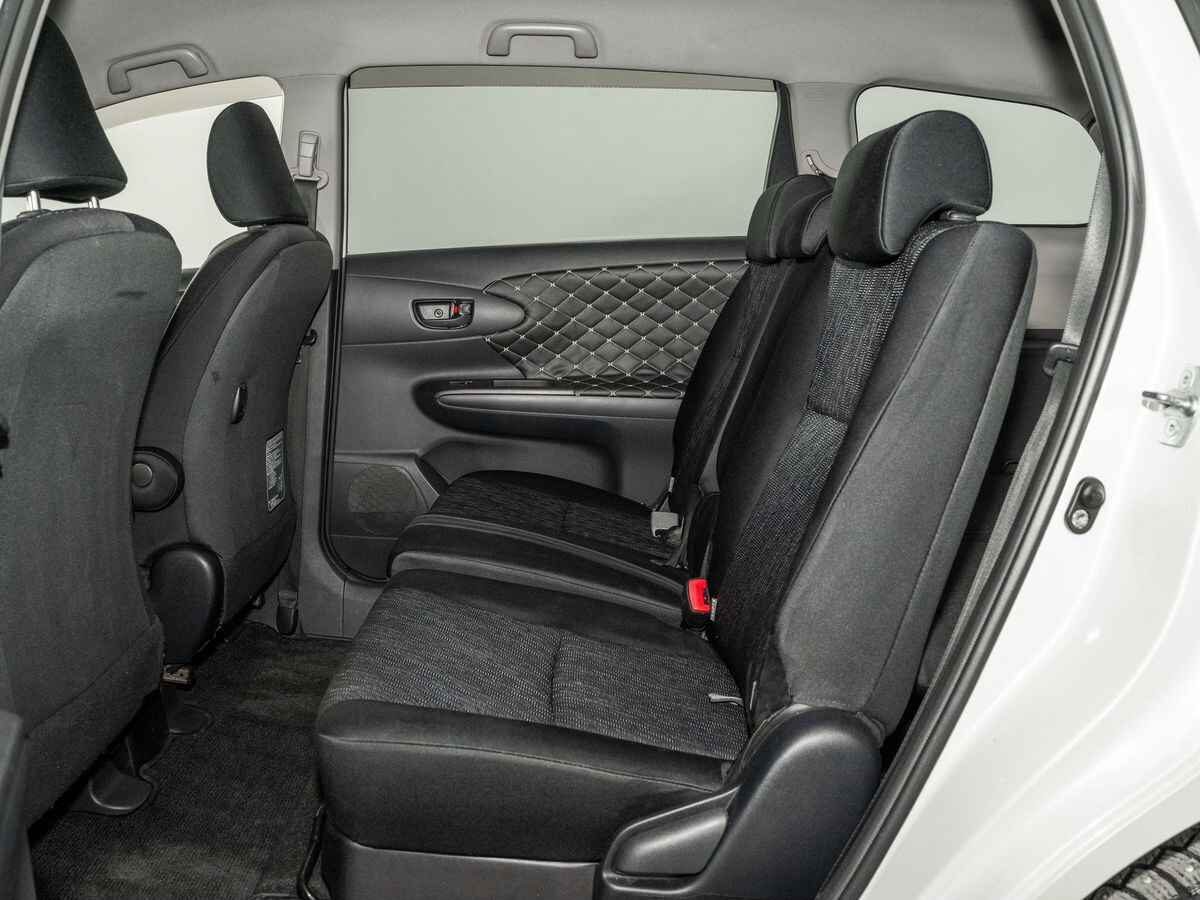 Toyota Wish 2010 - фото автомобиля