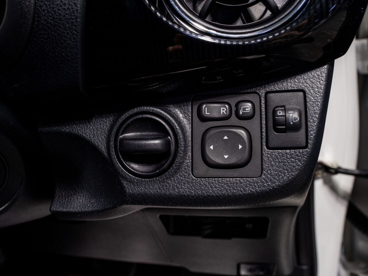 Toyota Vitz 2019 - фото автомобиля