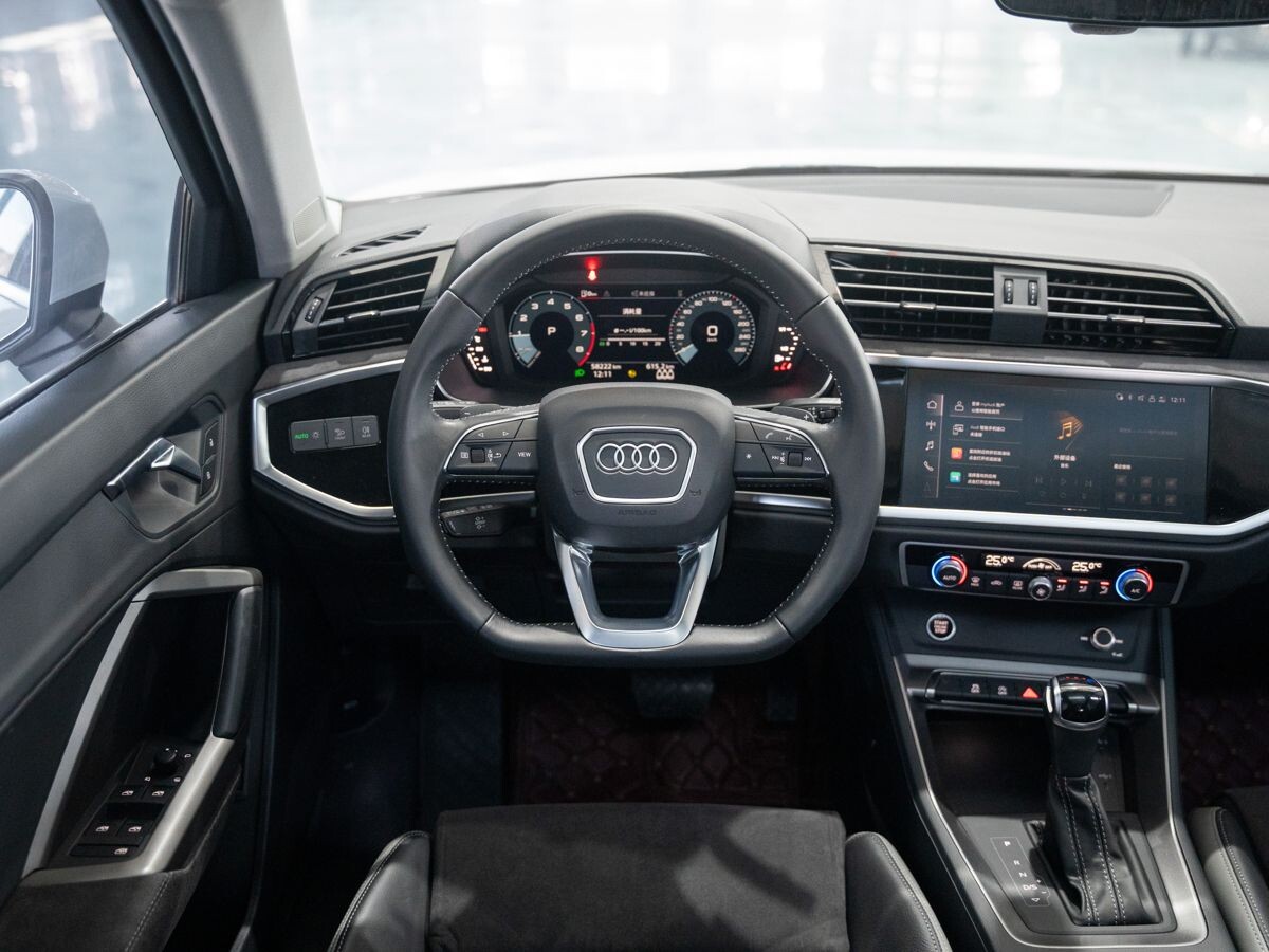 Audi Q3 2021 - фото автомобиля