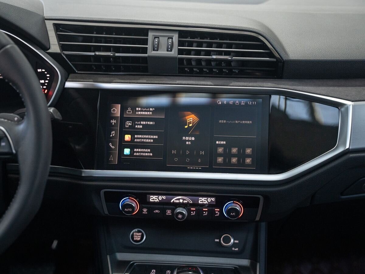 Audi Q3 2021 - фото автомобиля