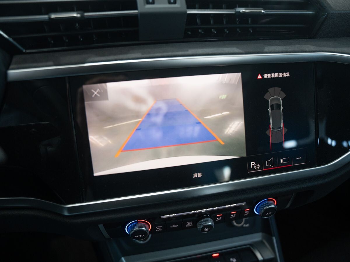 Audi Q3 2021 - фото автомобиля