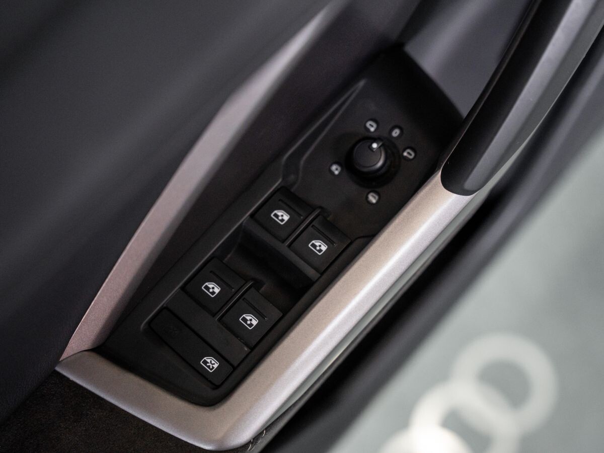 Audi Q3 2021 - фото автомобиля