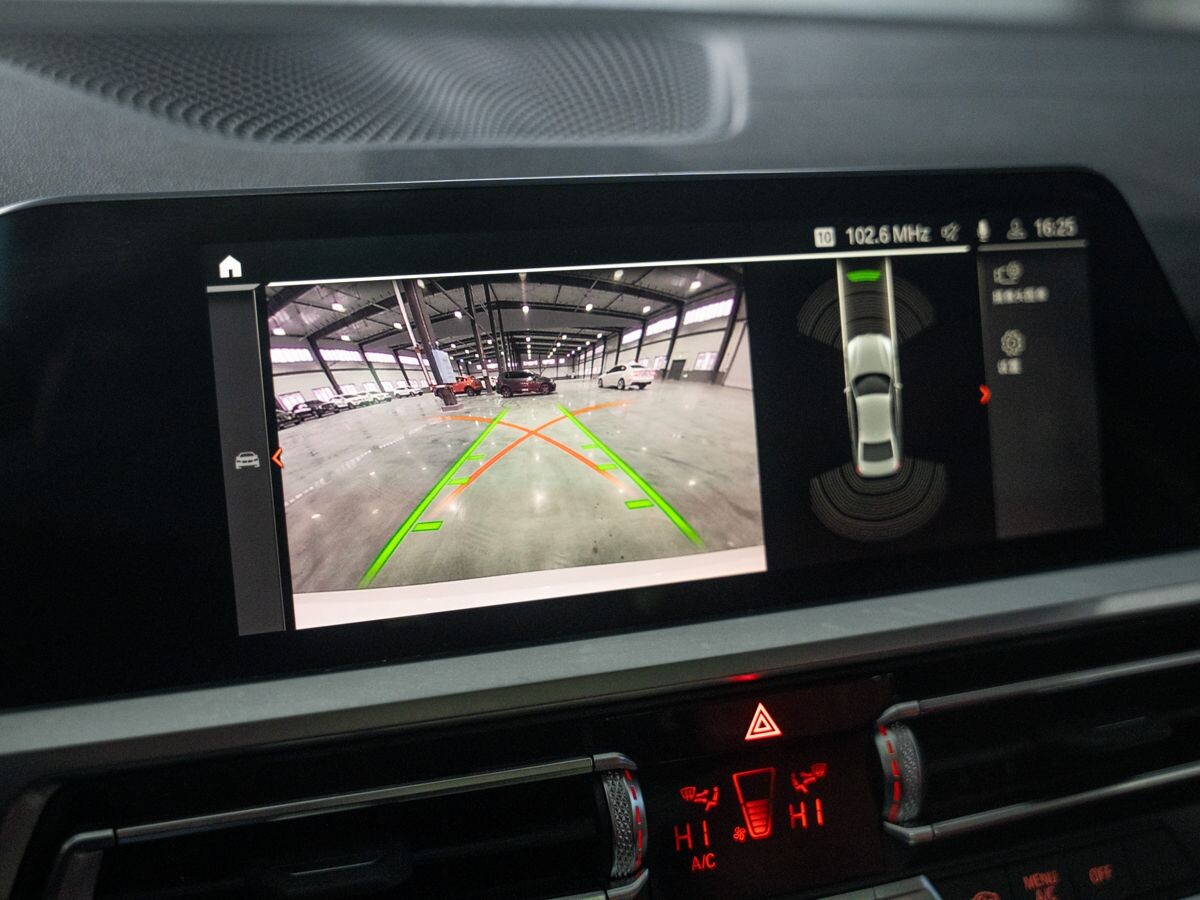 BMW 3 серии 2022 - фото автомобиля