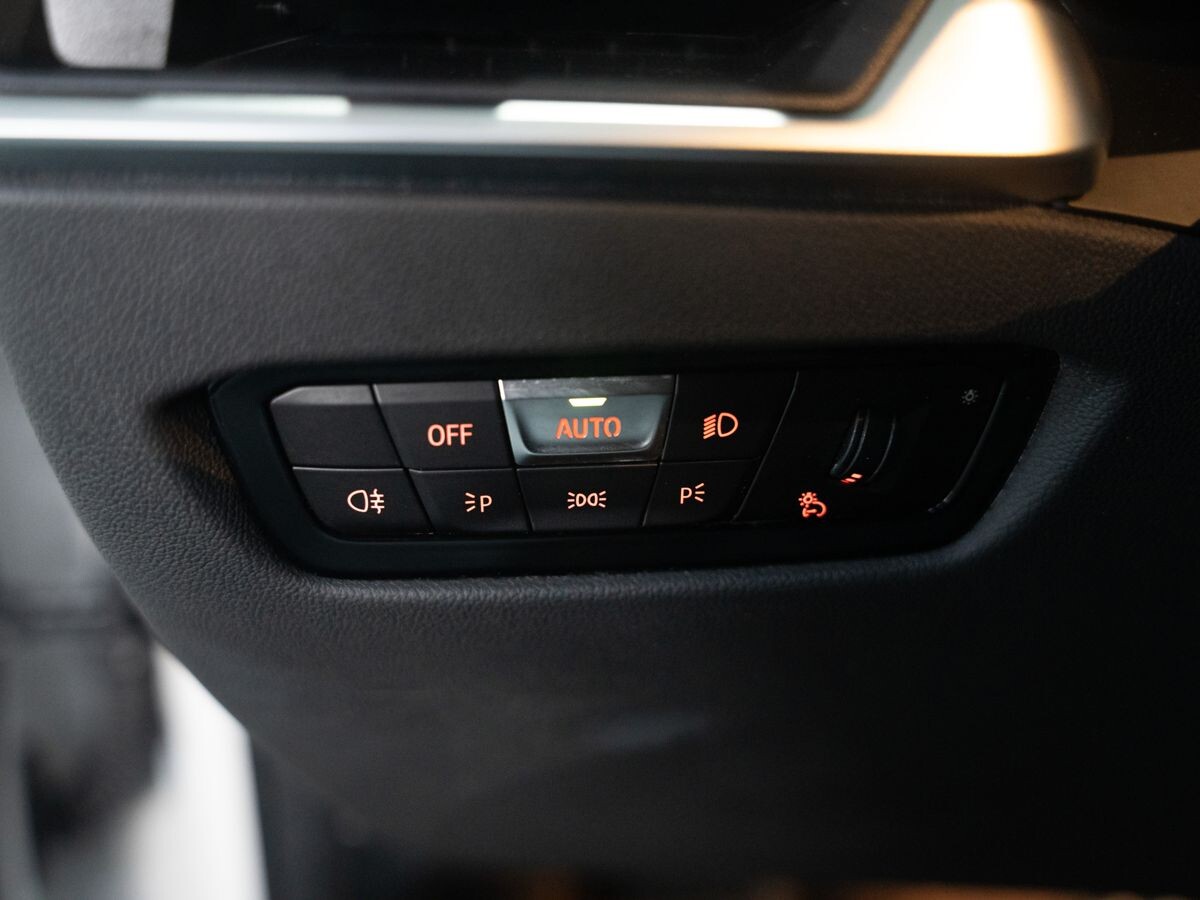 BMW 3 серии 2022 - фото автомобиля