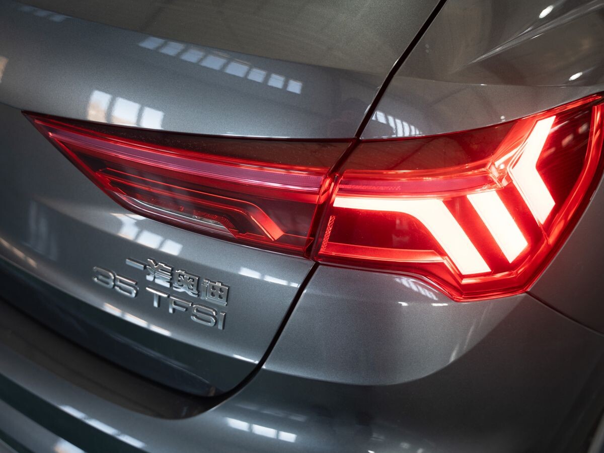 Audi Q3 2021 - фото автомобиля