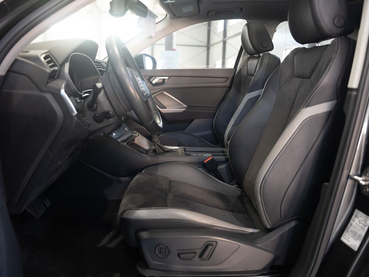 Audi Q3 2021 - фото автомобиля