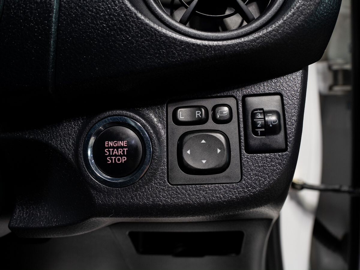 Toyota Vitz 2017 - фото автомобиля