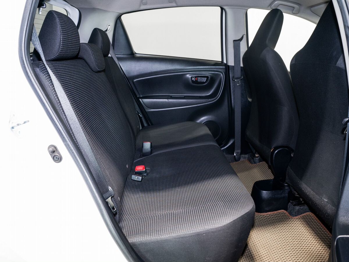 Toyota Vitz 2017 - фото автомобиля