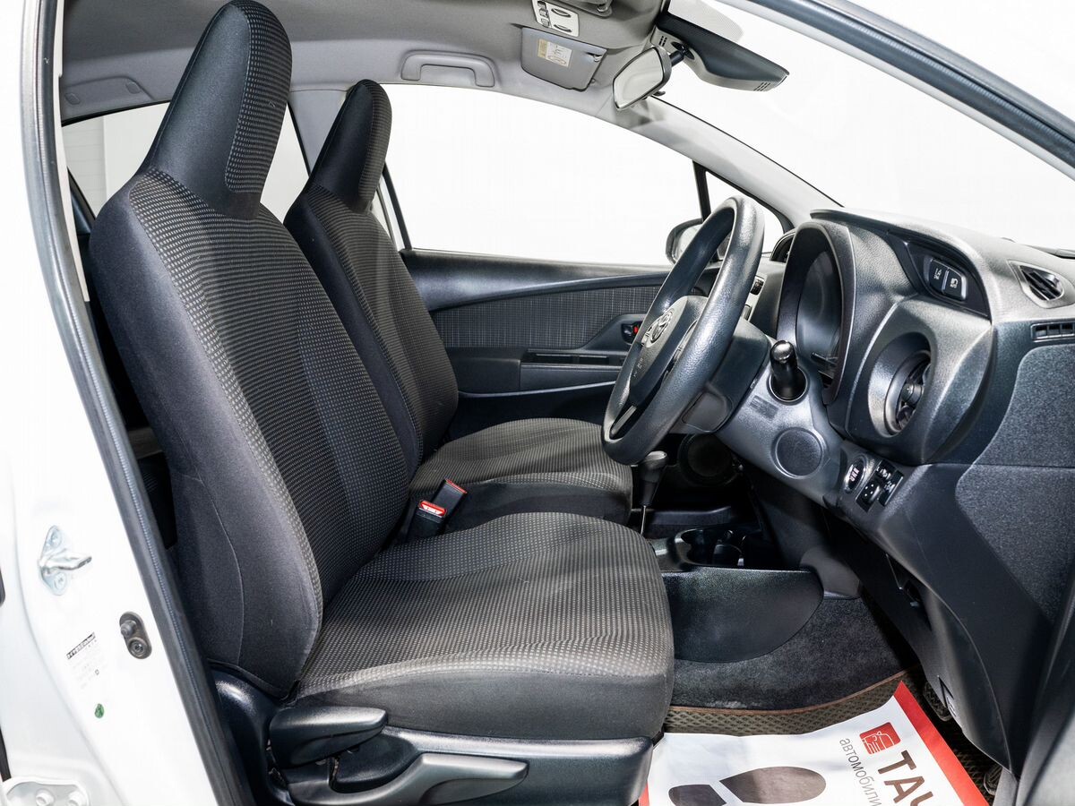 Toyota Vitz 2017 - фото автомобиля