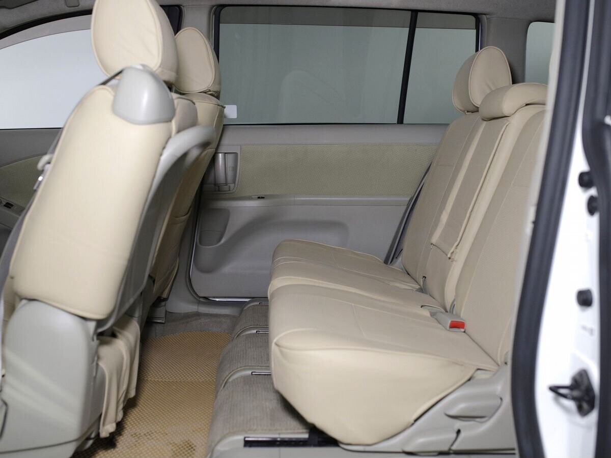 Toyota ISis 2013 - фото автомобиля