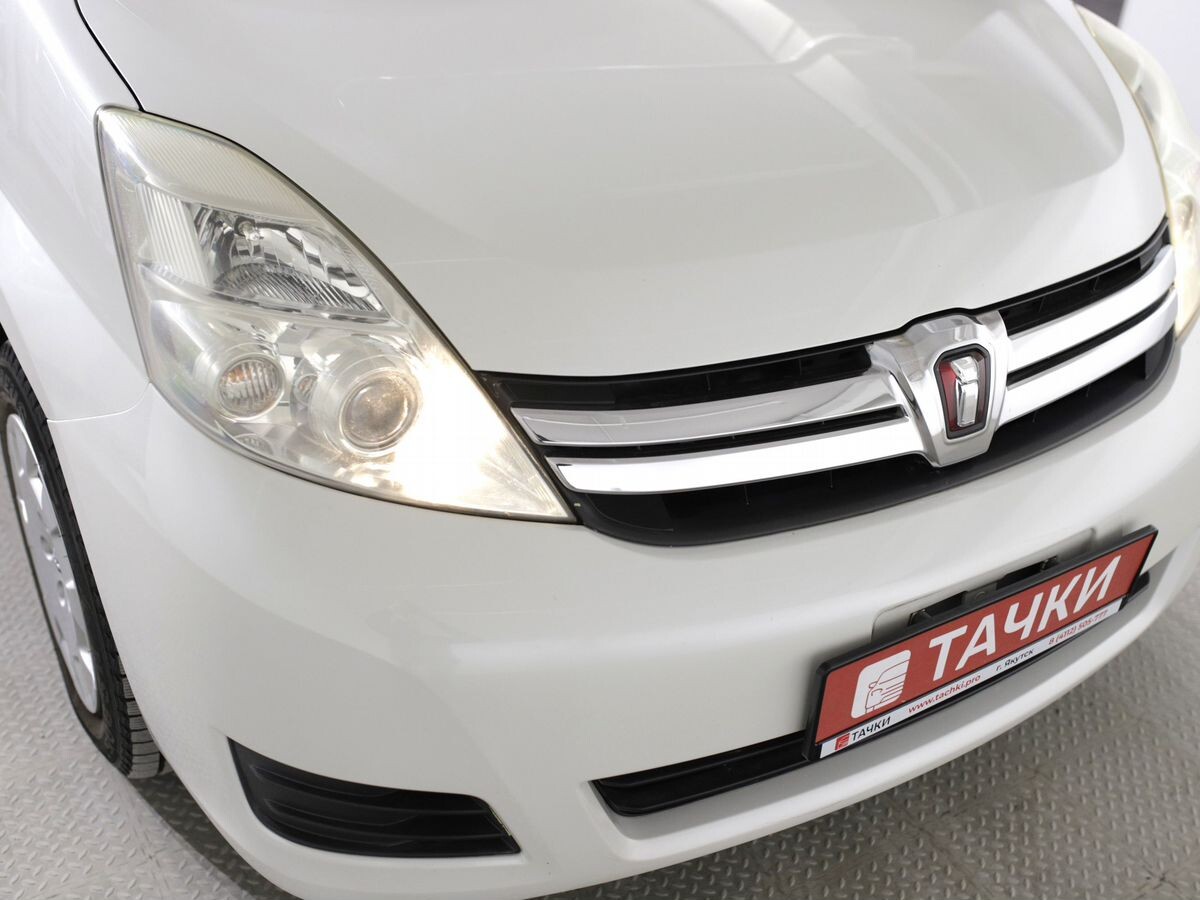 Toyota ISis 2013 - фото автомобиля