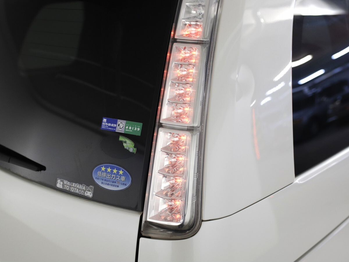 Toyota ISis 2013 - фото автомобиля