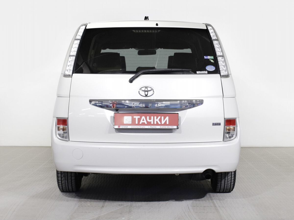 Toyota ISis 2013 - фото автомобиля
