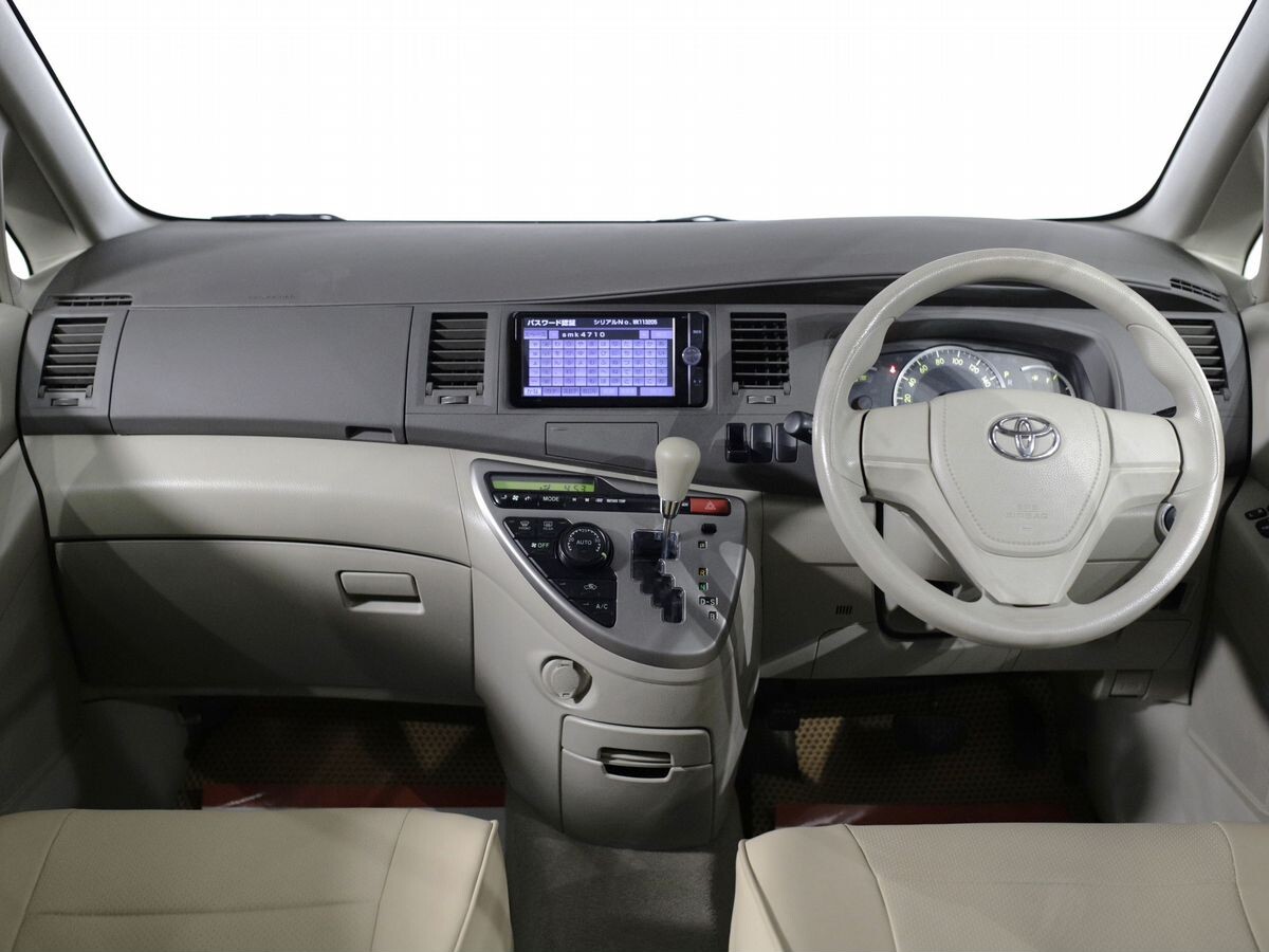 Toyota ISis 2013 - фото автомобиля