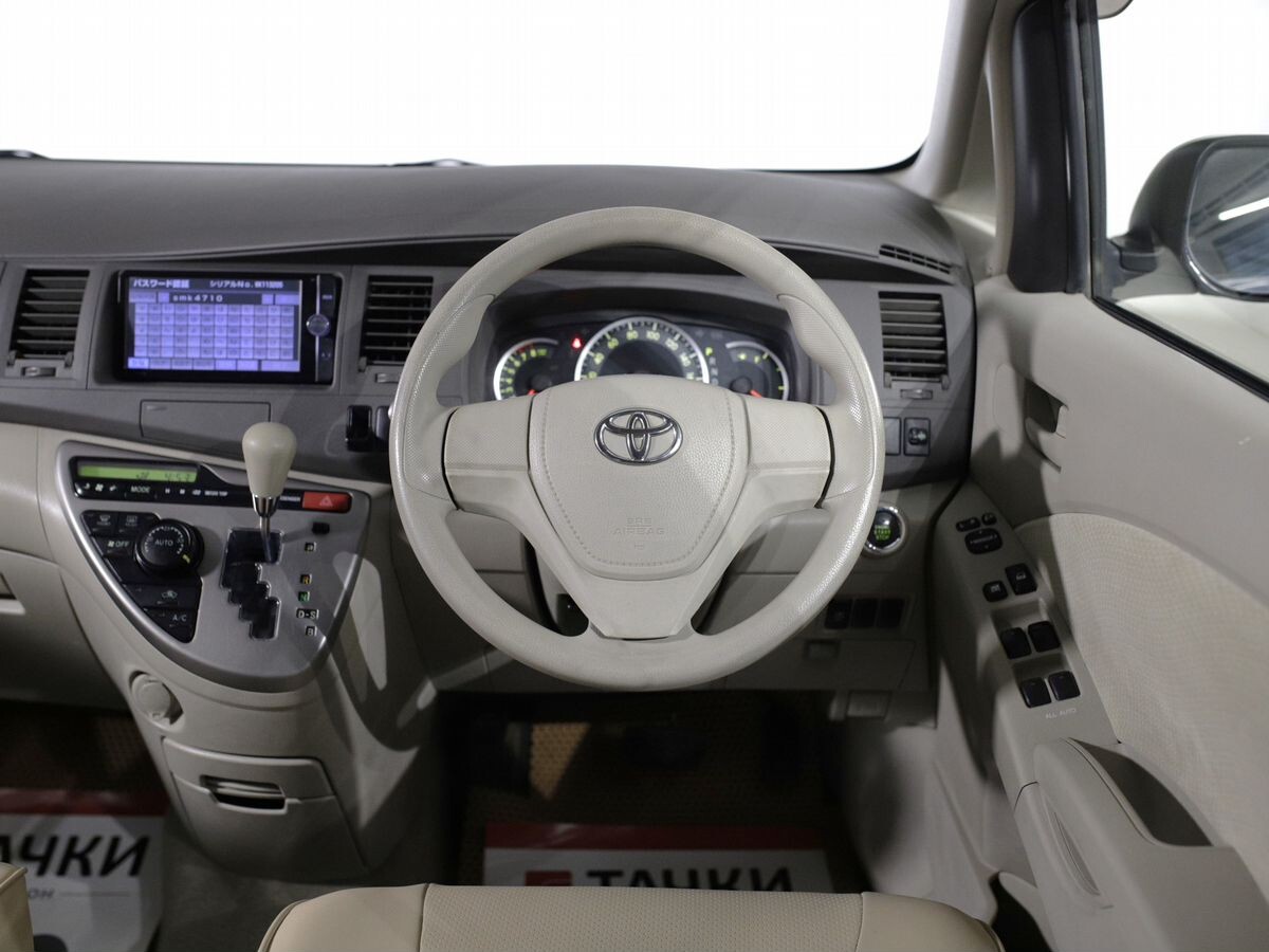 Toyota ISis 2013 - фото автомобиля