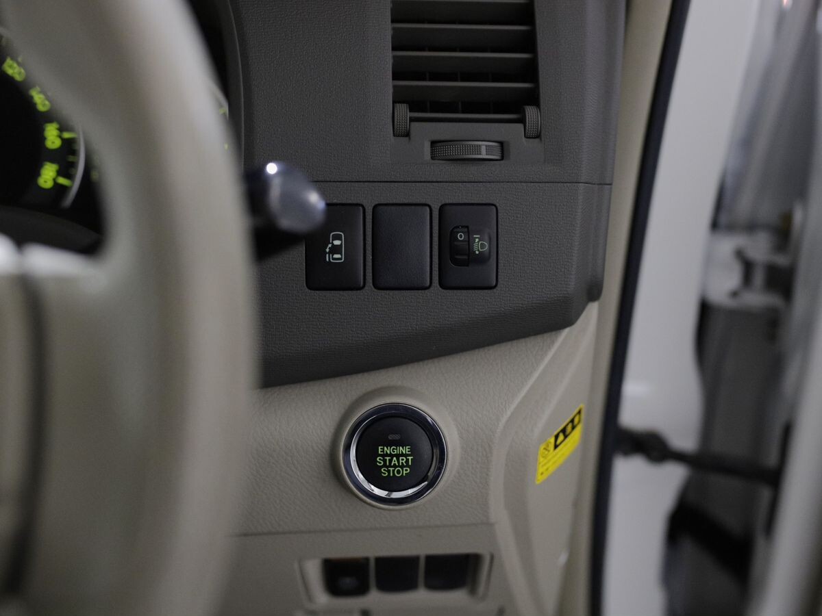 Toyota ISis 2013 - фото автомобиля