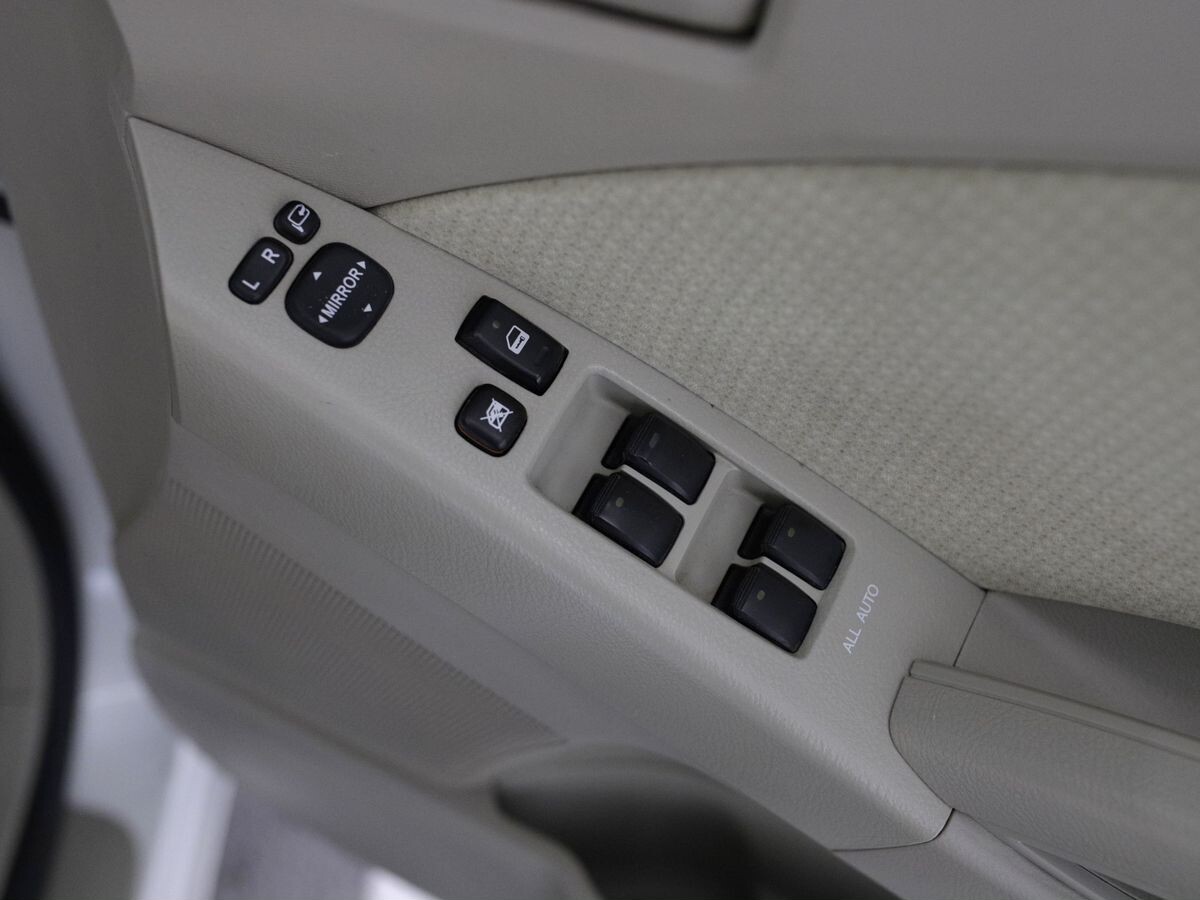 Toyota ISis 2013 - фото автомобиля