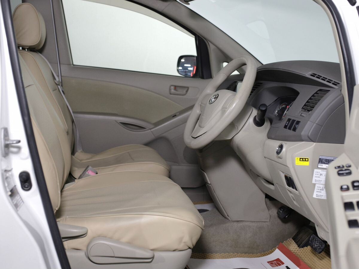 Toyota ISis 2013 - фото автомобиля