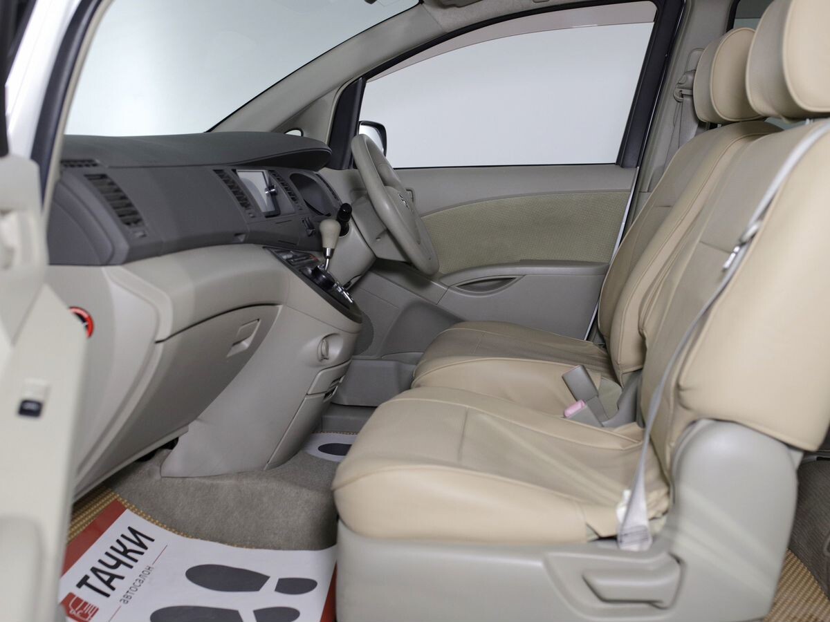 Toyota ISis 2013 - фото автомобиля