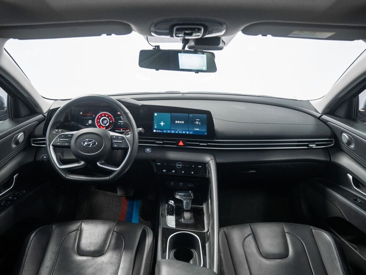 Hyundai Elantra 2022 - фото автомобиля