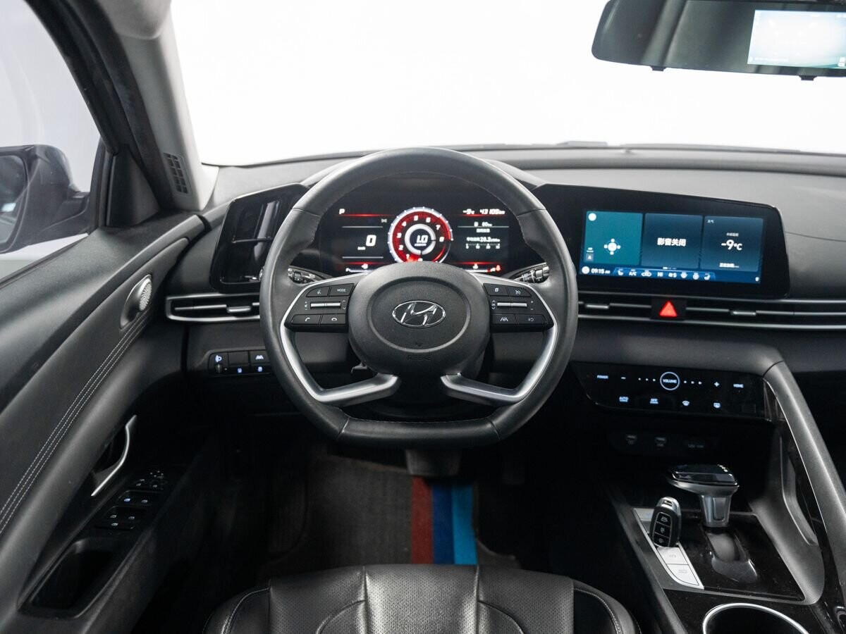 Hyundai Elantra 2022 - фото автомобиля