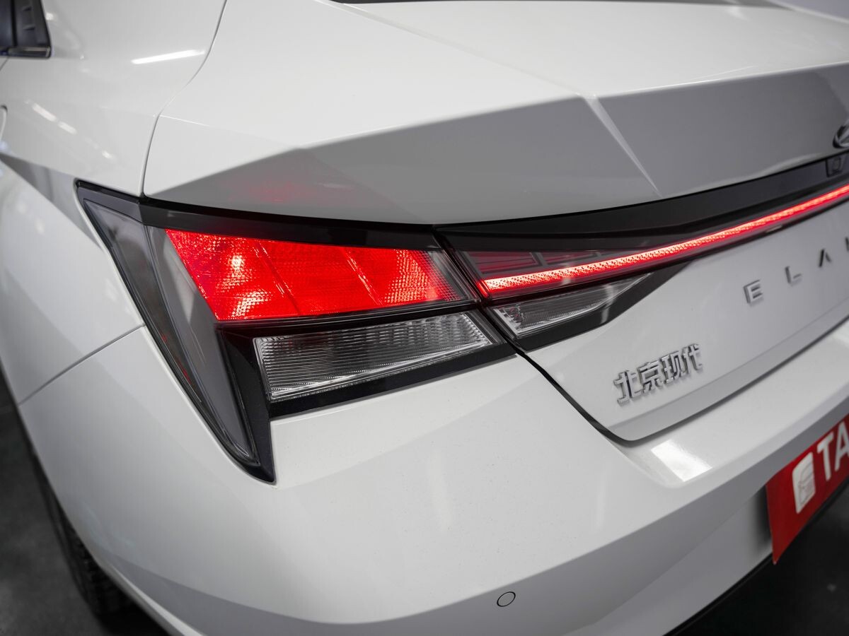 Hyundai Elantra 2023 - фото автомобиля