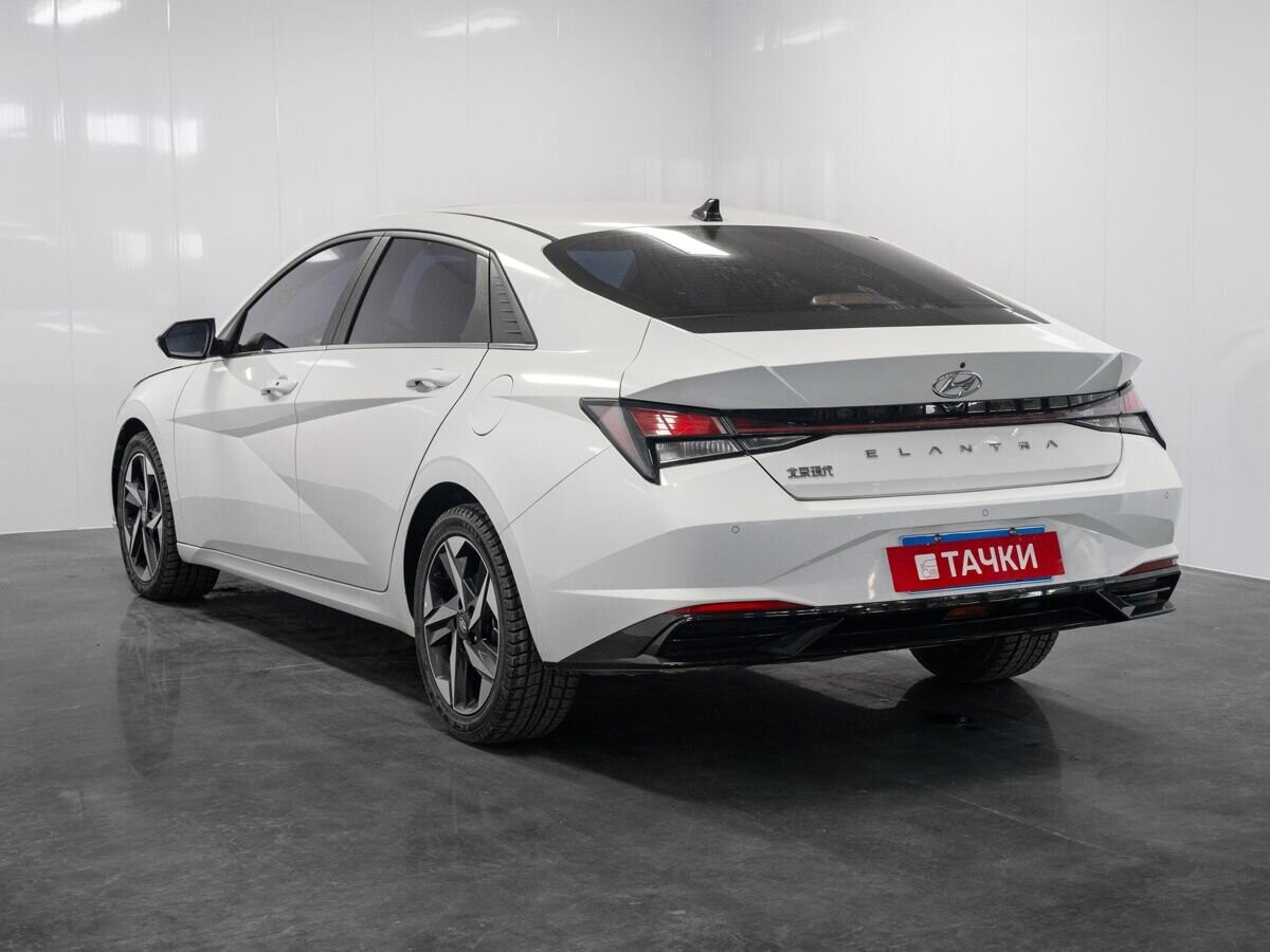 Hyundai Elantra 2023 - фото автомобиля