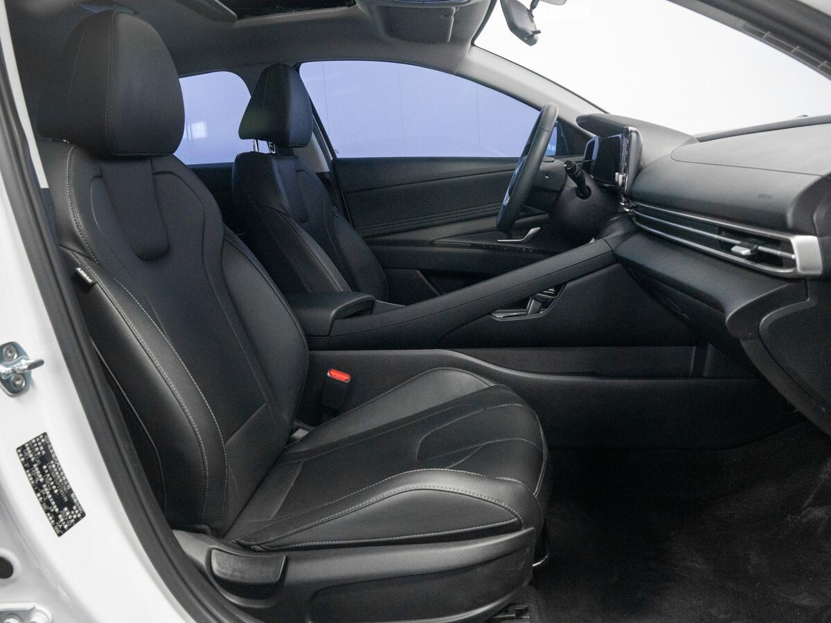 Hyundai Elantra 2023 - фото автомобиля