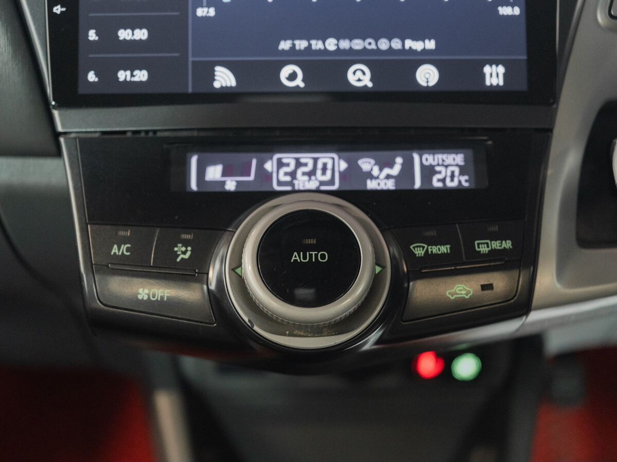 Toyota Prius Alpha 2012 - фото автомобиля