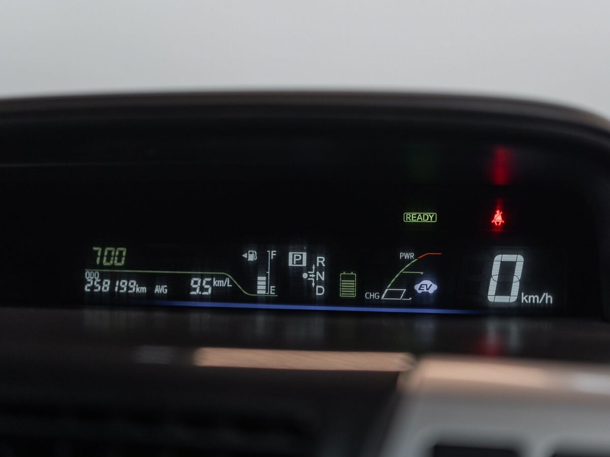 Toyota Prius Alpha 2012 - фото автомобиля