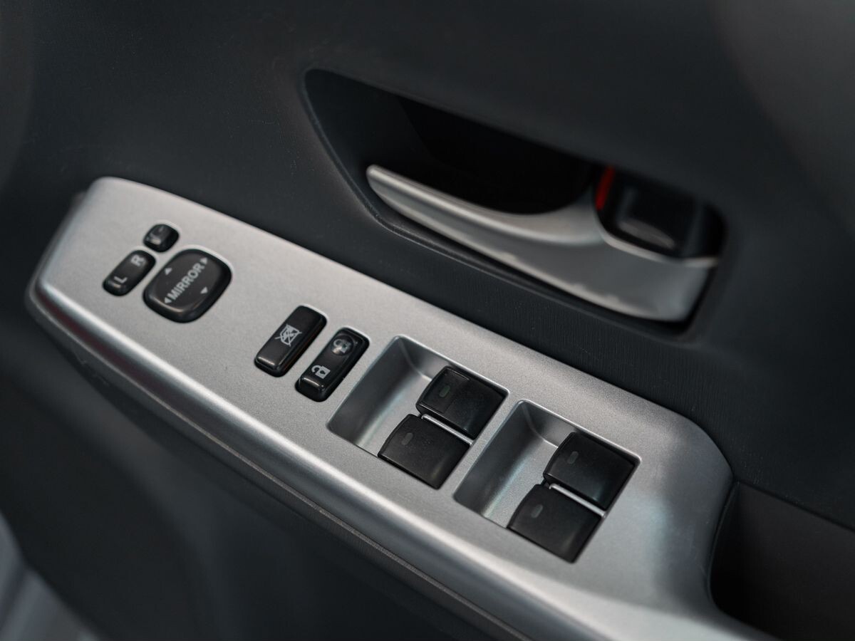 Toyota Prius Alpha 2012 - фото автомобиля