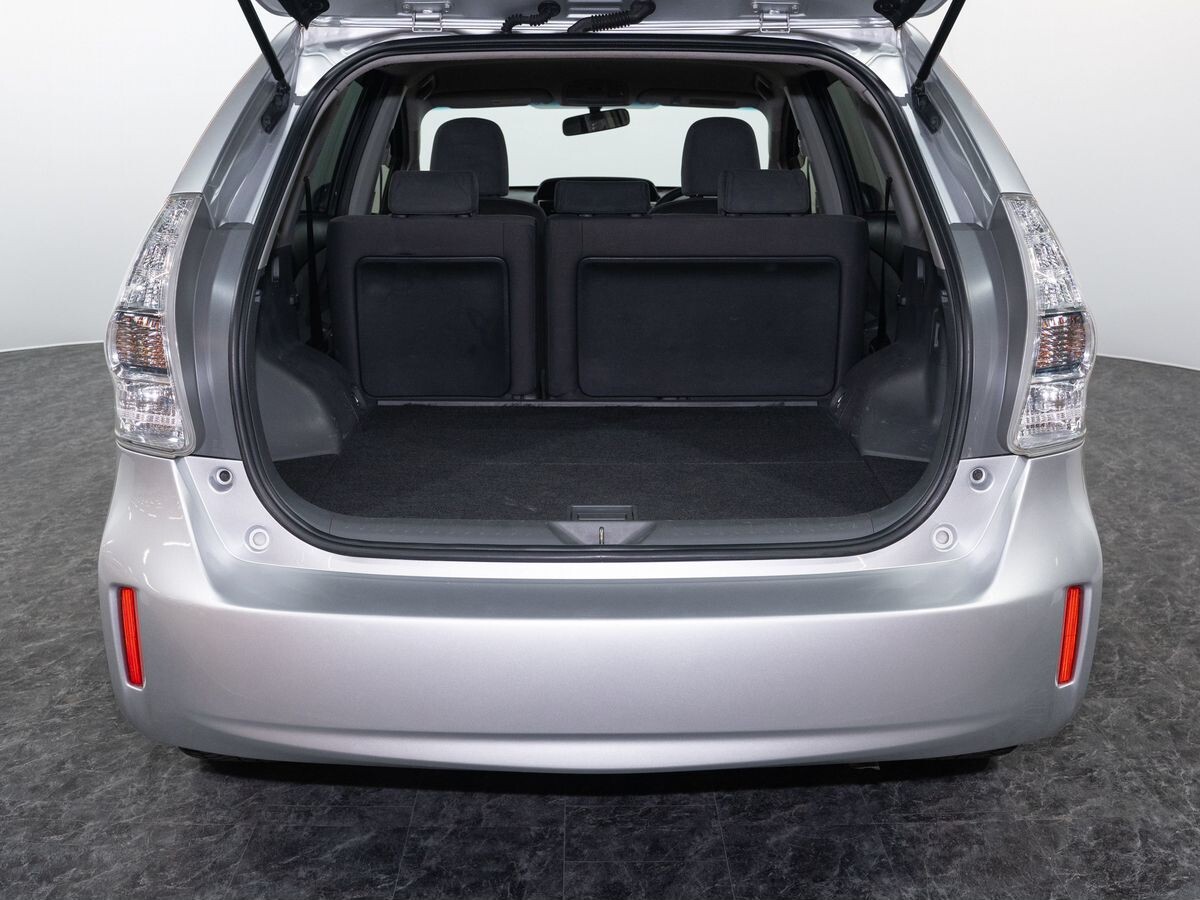 Toyota Prius Alpha 2012 - фото автомобиля