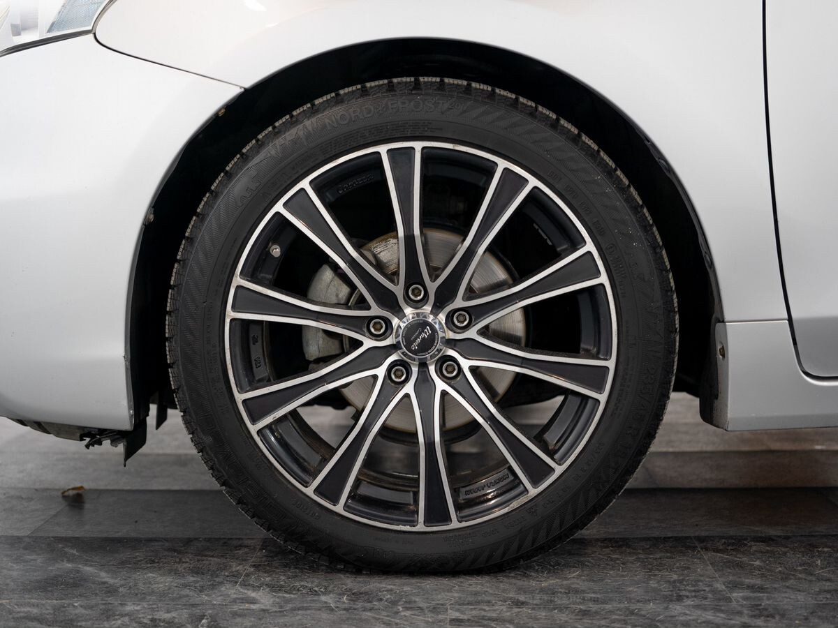 Toyota Prius Alpha 2012 - фото автомобиля